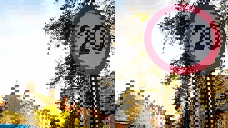 20pmh sign on an urban street