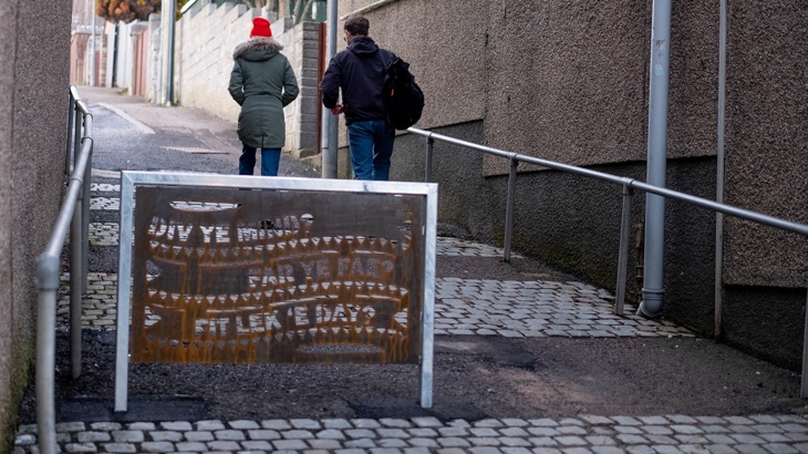 A decorative metal barrier featuring phrases in the Caithness dialect has been installed in Wick.