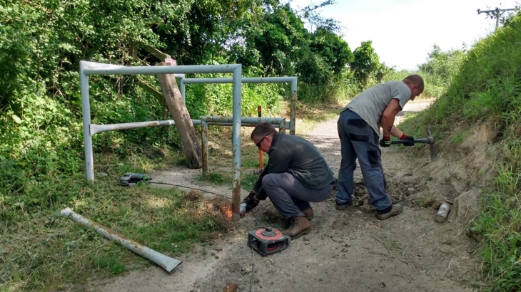 Barrier being removed on National Route 41 in Draycote